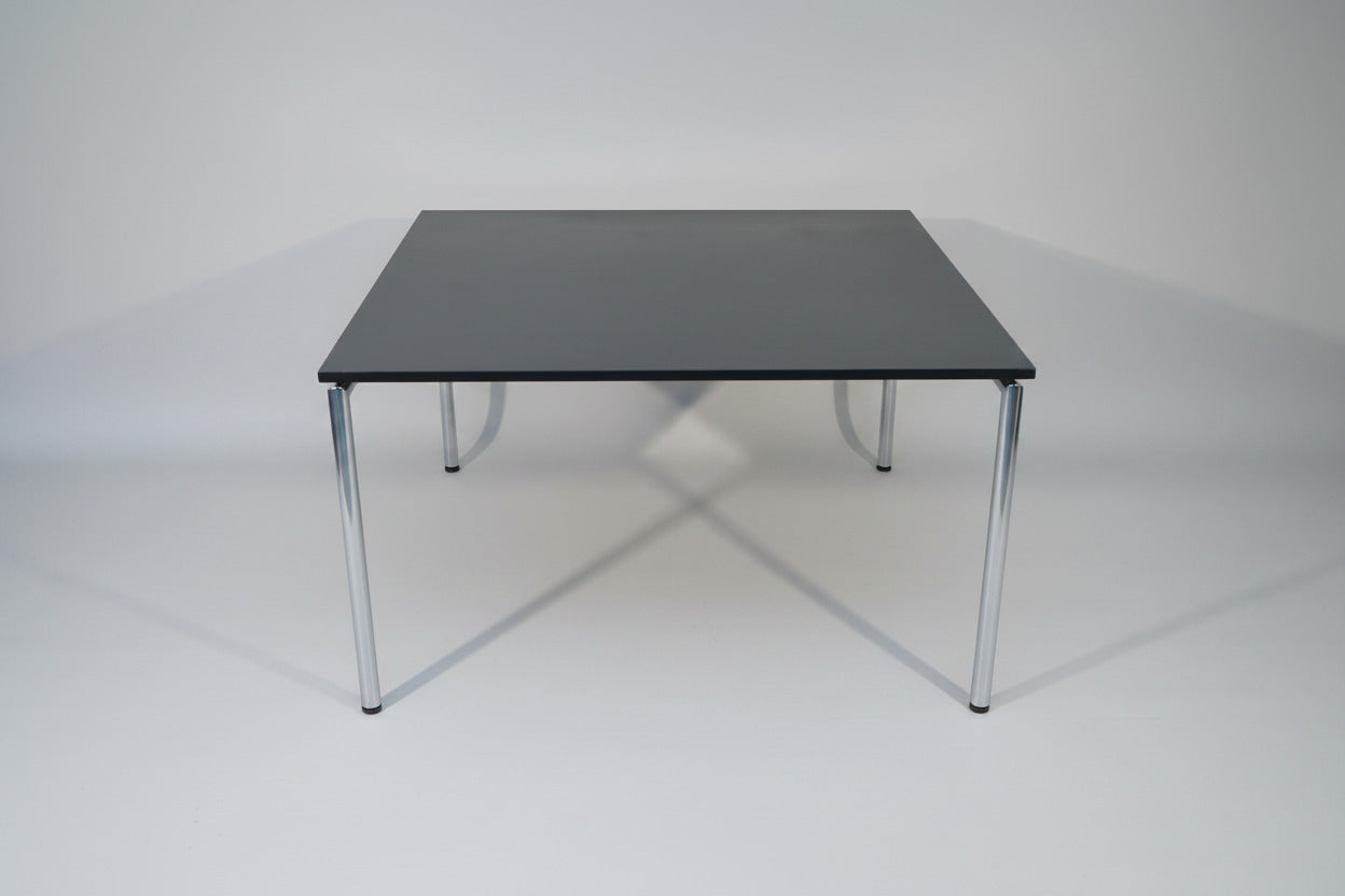 Four Design FourLearning klapbord 125x125 i sort linoleum med krom stel – set forfra